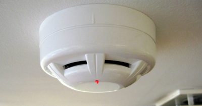 Как снять датчик пожарной сигнализации с потолка?
