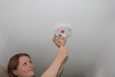 Как отключить датчик пожарной сигнализации на потолке?